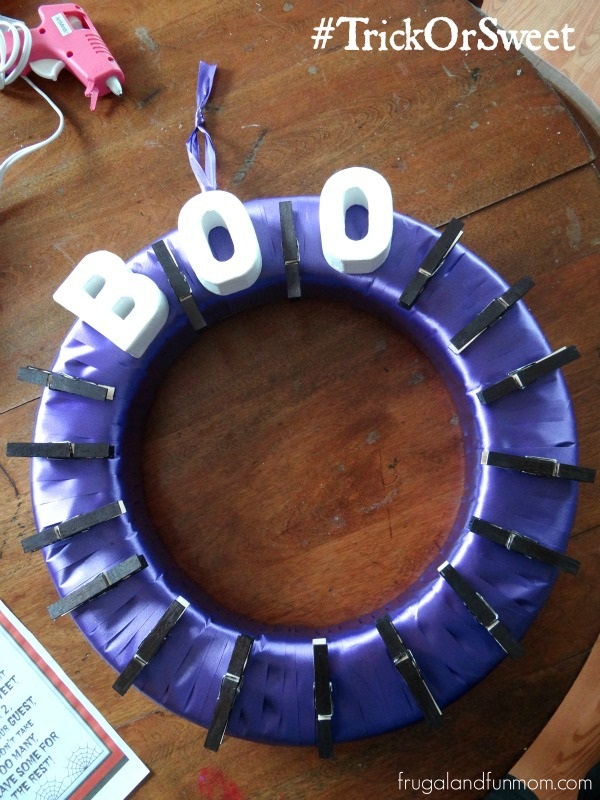 Halloween Candy Wreath! Decorating for Parties and Trick or Treat! #TrickOrSweet